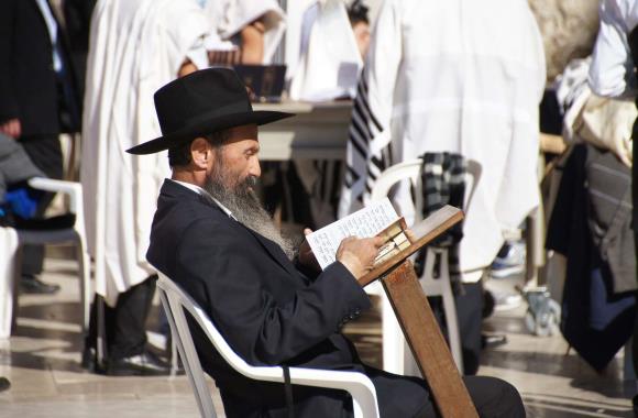 Lezende jood in Jeruzalem