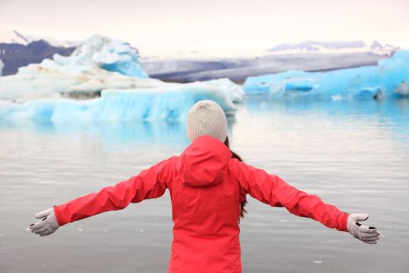 Een vrouw in de winter in IJsland 