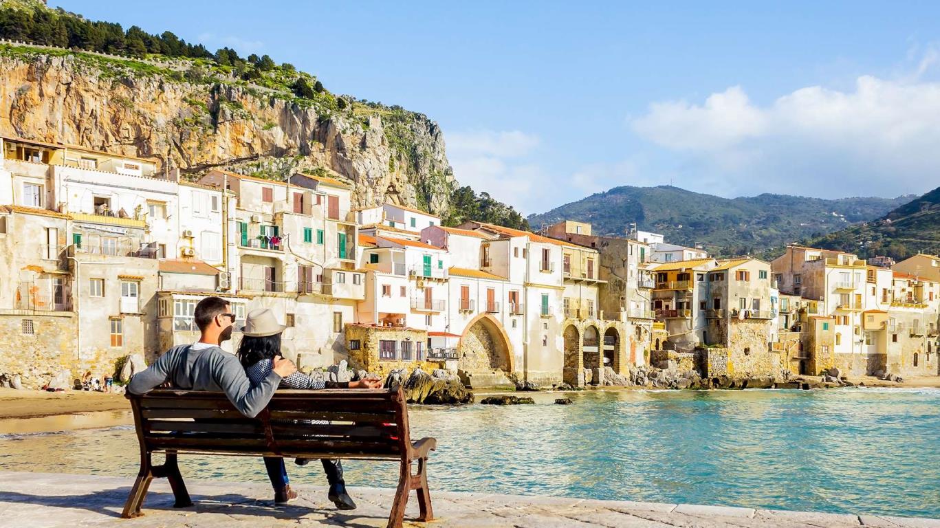 Een stel op een bankje op Sicilië