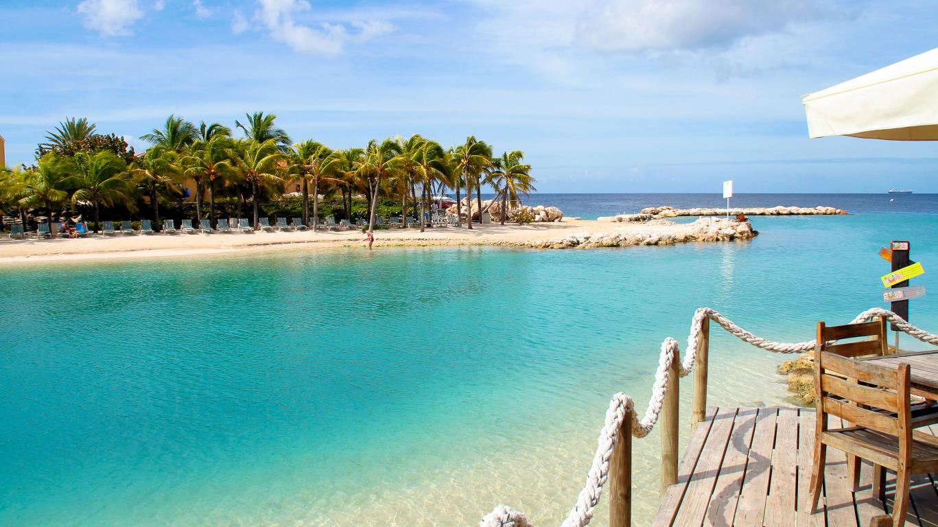 Een strand in Curaçao