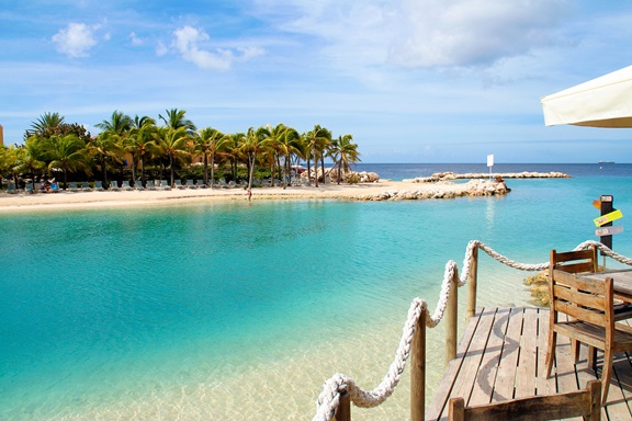 Een strand in Curaçao