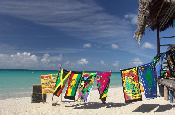 Strand met handdoeken op Jamaica