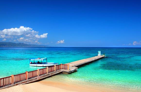 Jamaica zee met bootje